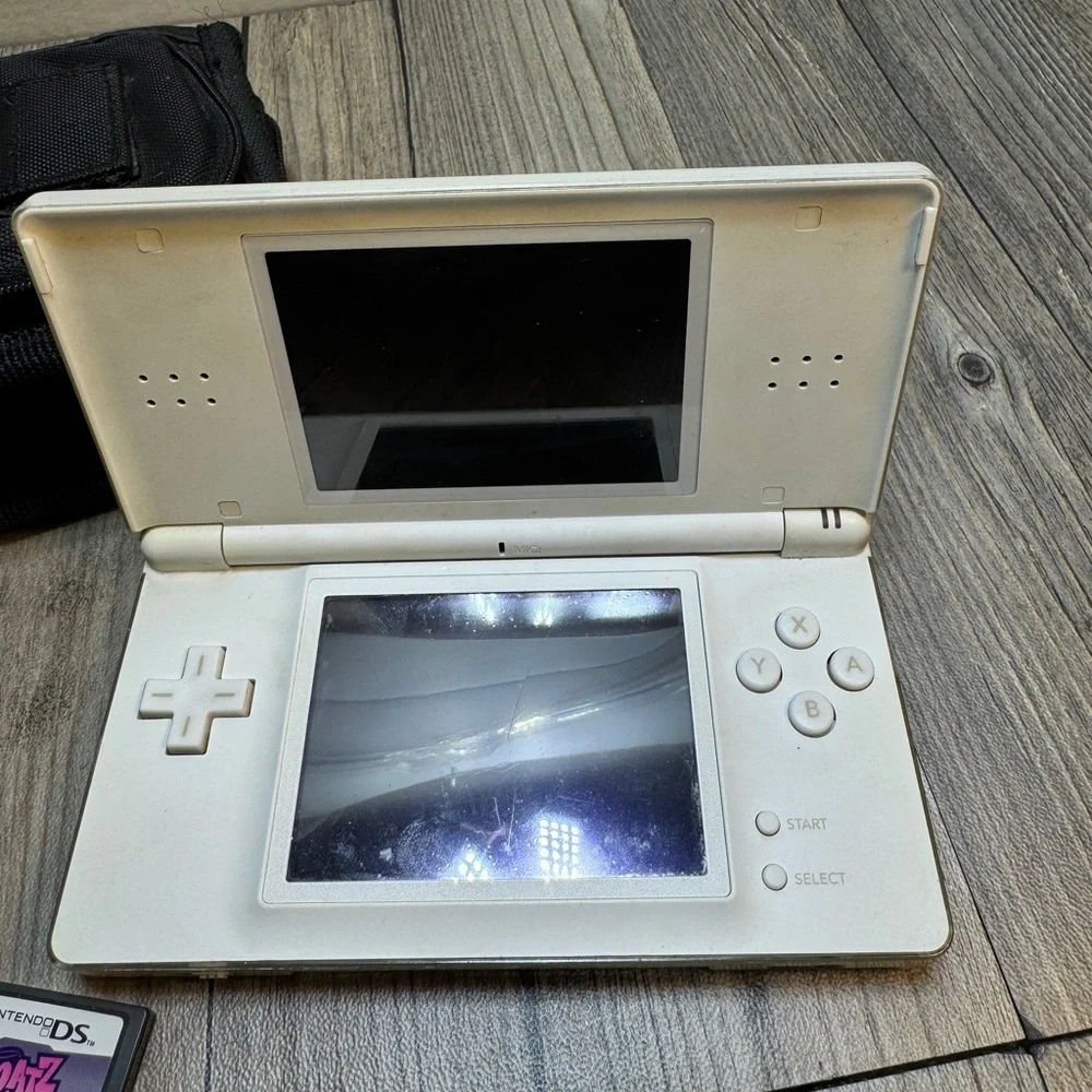 Nintendo DS Lite White Handheld System Bundle w/4 Games No Charger Tested Works!